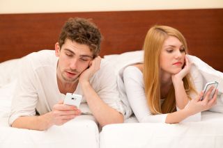 couple smart phone in bed